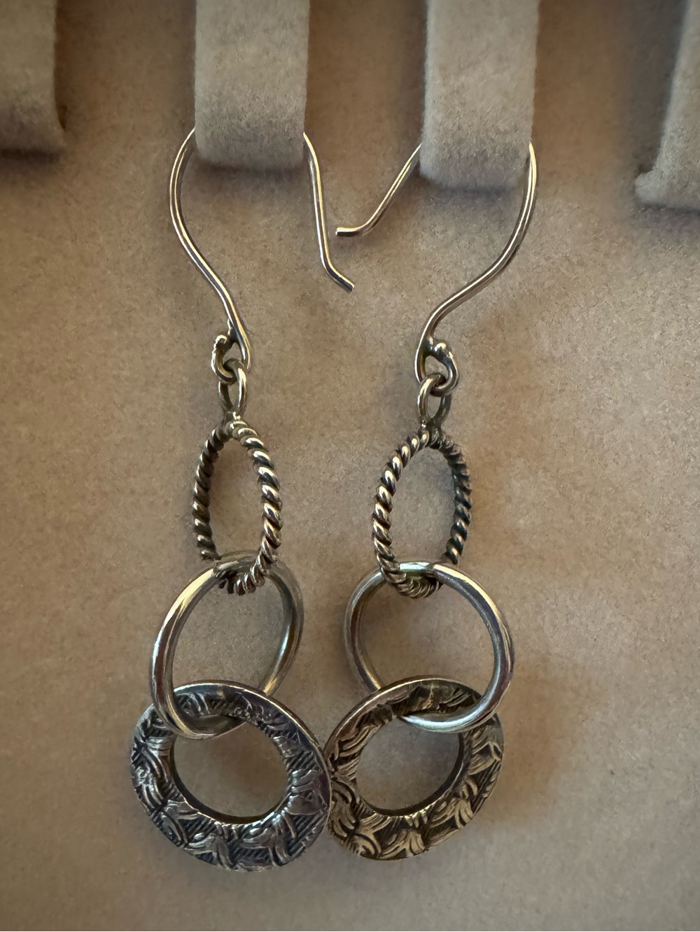 Silpada Retired “Triple Threat” Earrings. Excellent Condition!!
🩶🩶 🩶